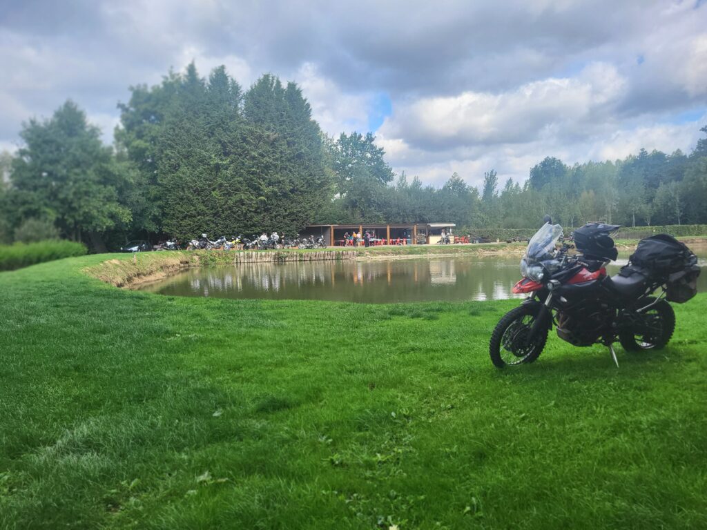 moto au bord d'un étang